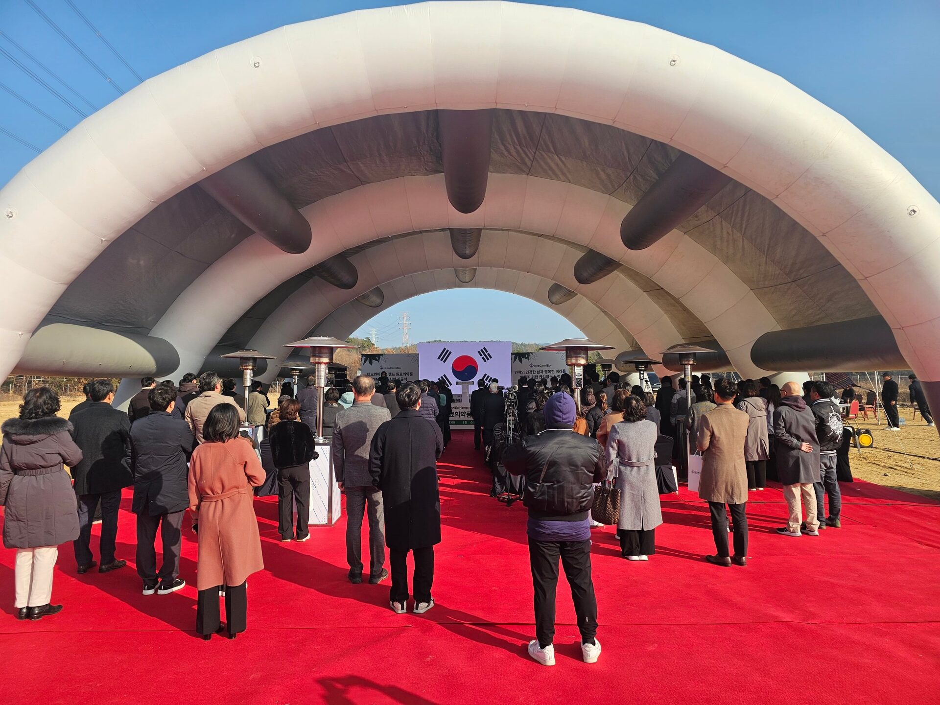 실내와 에어돔 행사 준비 장면